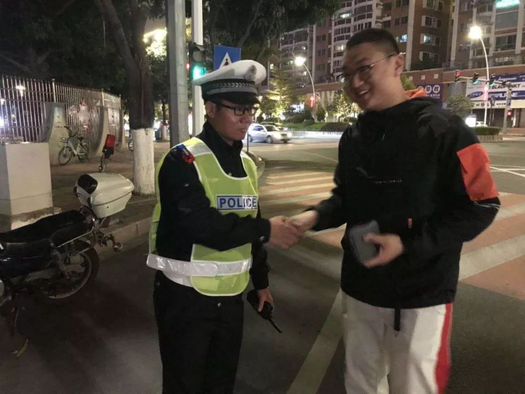寒夜救助走失少年民警温暖回家路,平安守护风雪救援助迷路老人归家
