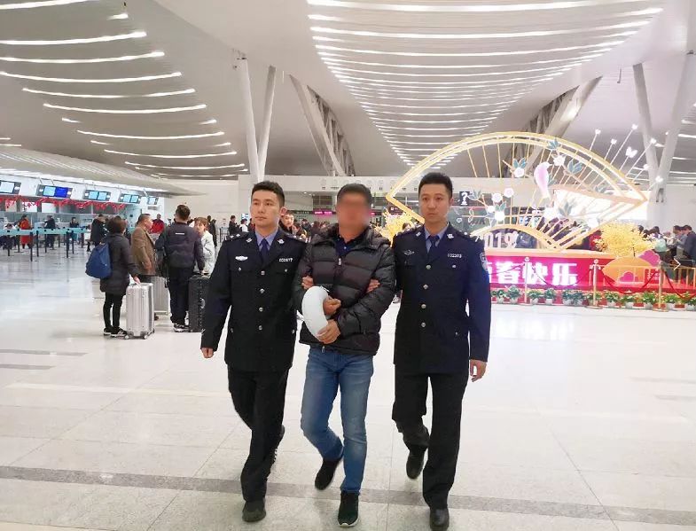 过年回不了家露宿街头警察帮忙,过年警察回不了家