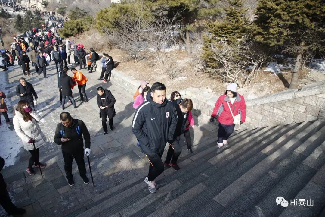 山东鲁能泰山众将登泰山祈福,鲁能登泰山祈福