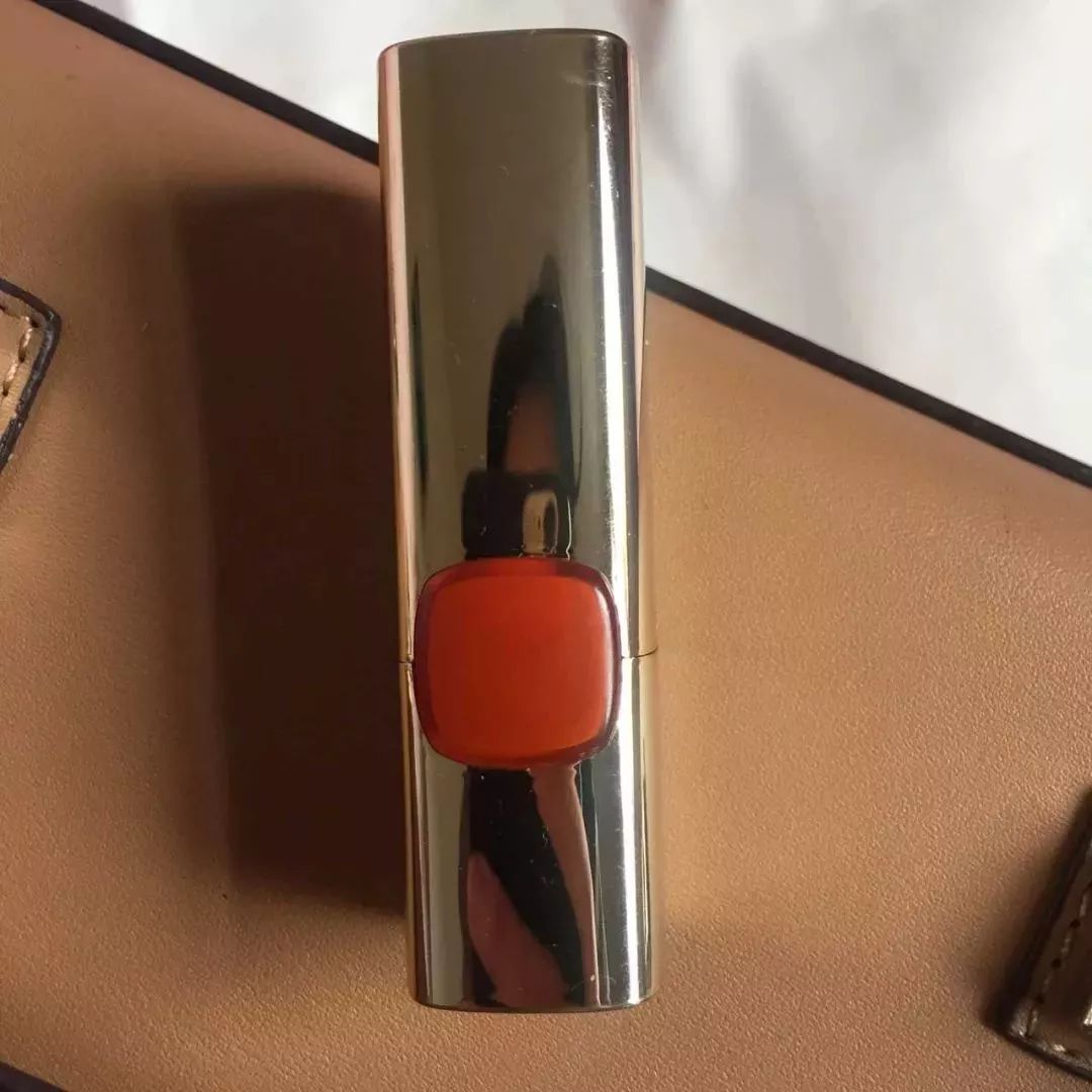 素颜找工作屡碰壁,涂上口红却被录取……真是个看脸的世界!