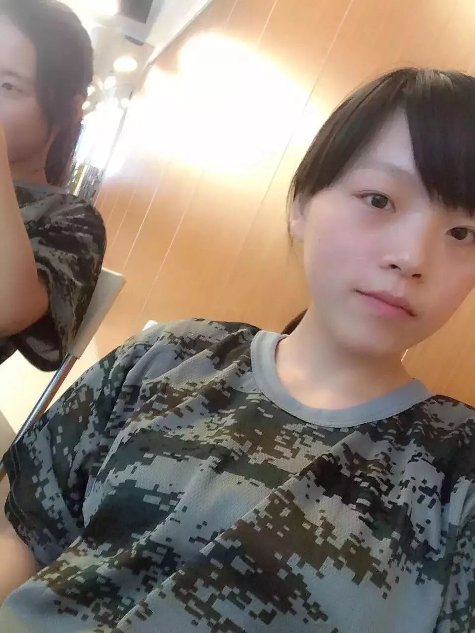 素颜找工作屡碰壁,涂上口红却被录取……真是个看脸的世界!