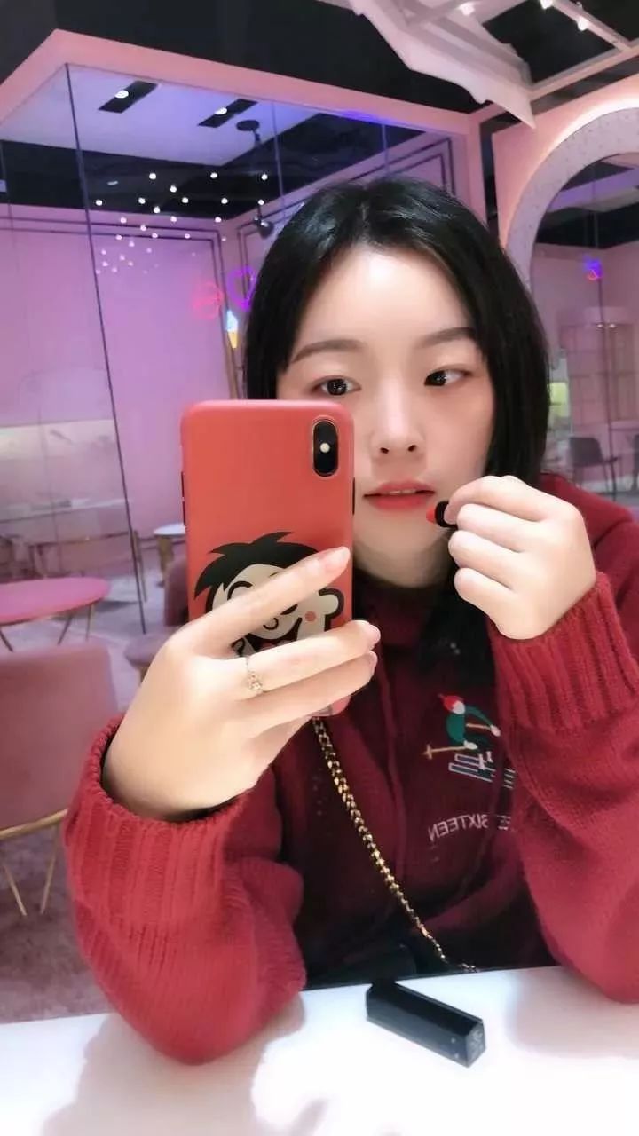 素颜找工作屡碰壁,涂上口红却被录取……真是个看脸的世界!