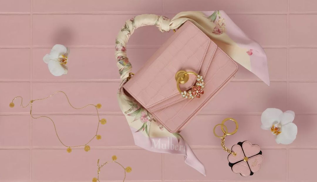 朱正廷和易烊千玺的关系,易烊千玺同款新春限定