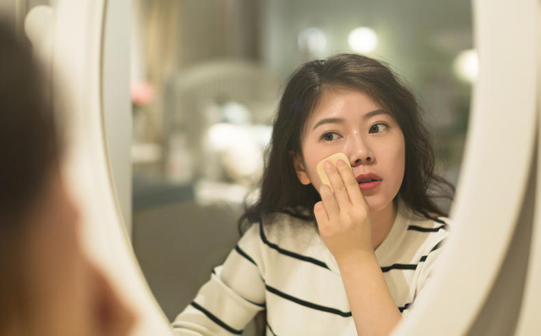 怎样化妆不脱妆不卡粉教程,如何化妆不脱妆视频教程