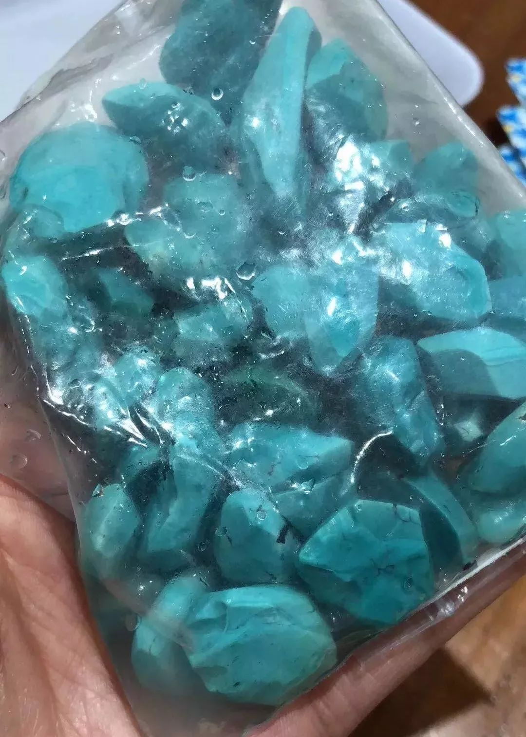 绿松石配饰可以戴一辈子吗,绿松石配饰一半绿一半蓝