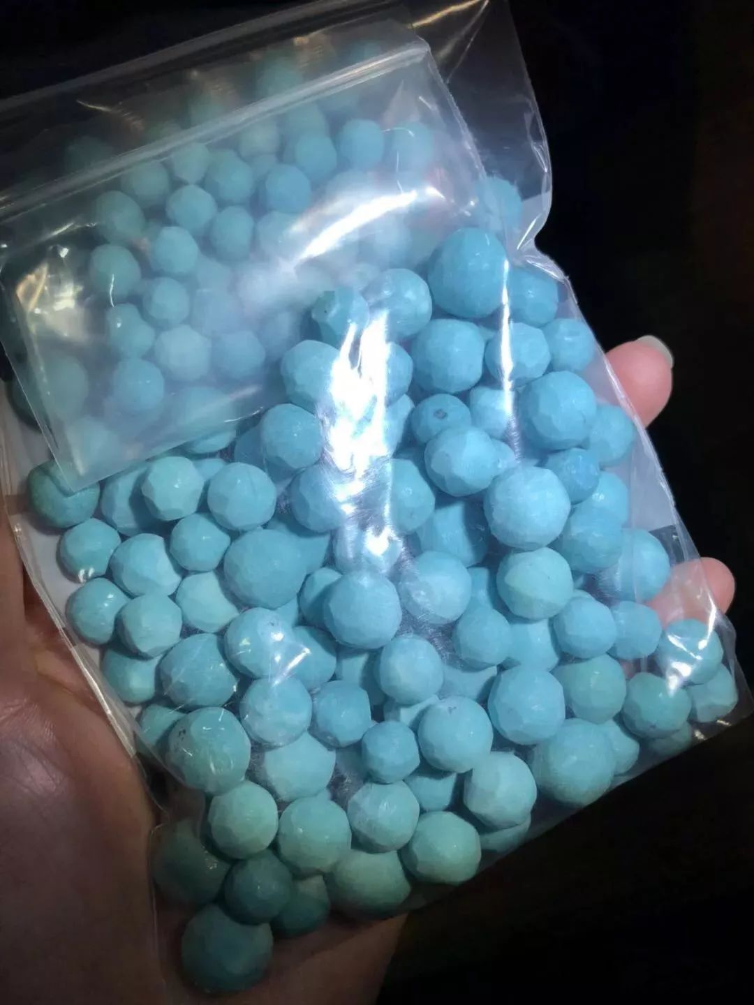 绿松石配饰可以戴一辈子吗,绿松石配饰一半绿一半蓝