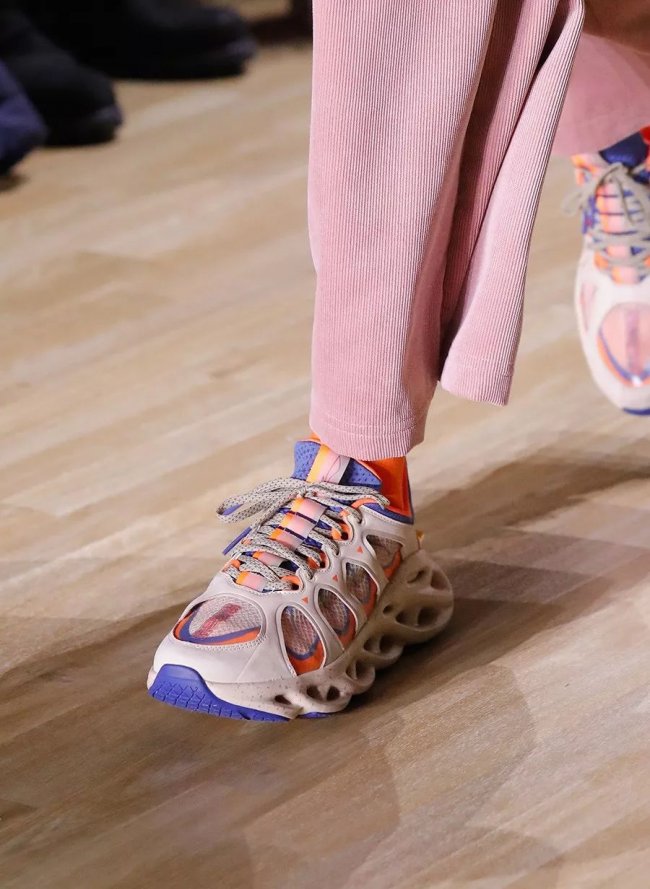 lining李宁2019纽约时装周v8彩色,李宁品牌热潮