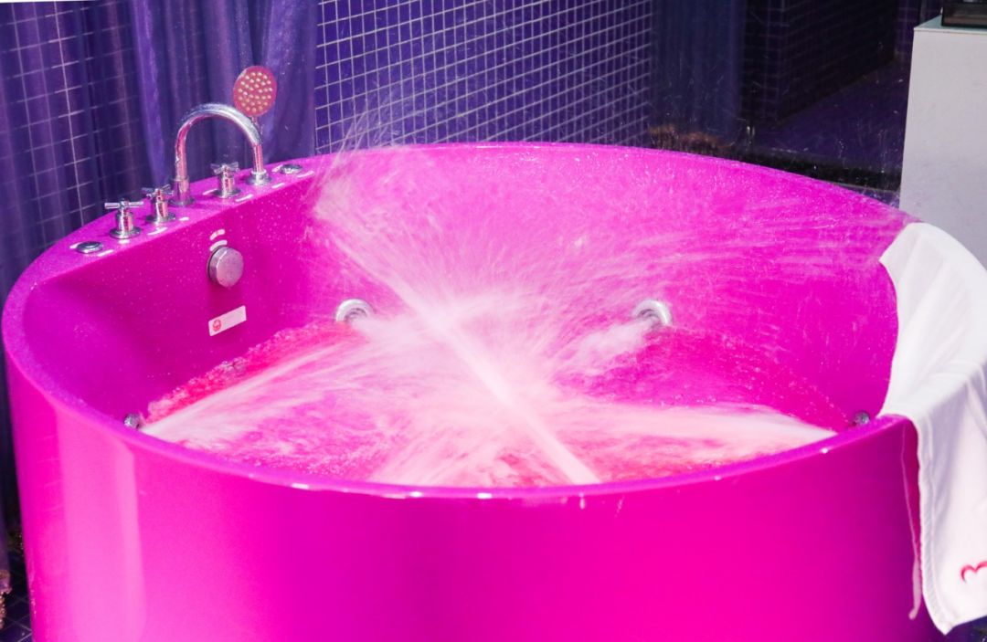 我们花了129元，住了一次情趣酒店···