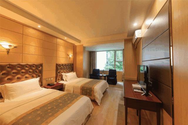 第四城网友特惠｜299元=2大2小「花水湾第一村生态酒店」客房1晚+自助双早+无限次温泉！