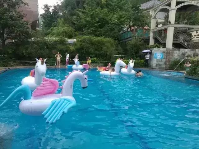 第四城网友特惠｜299元=2大2小「花水湾第一村生态酒店」客房1晚+自助双早+无限次温泉！