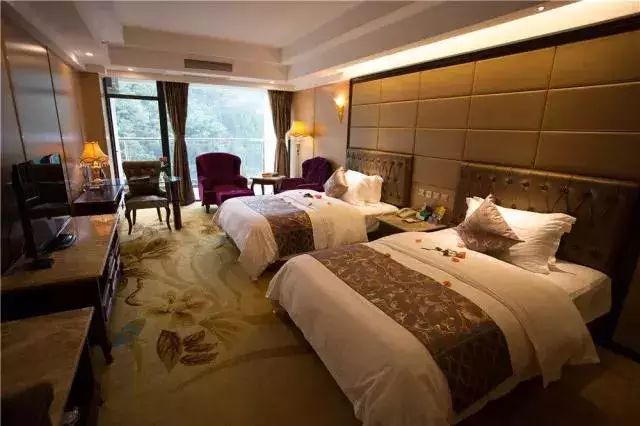 第四城网友特惠｜299元=2大2小「花水湾第一村生态酒店」客房1晚+自助双早+无限次温泉！