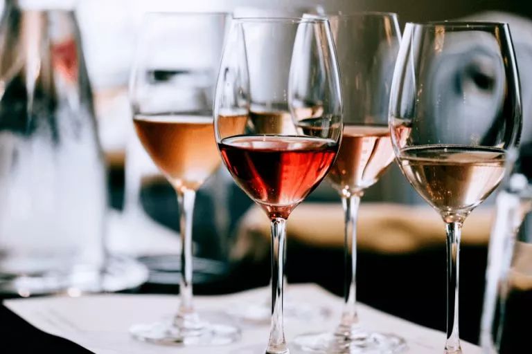 葡萄酒保质期为什么是10年,葡萄酒没有保质期是否假酒