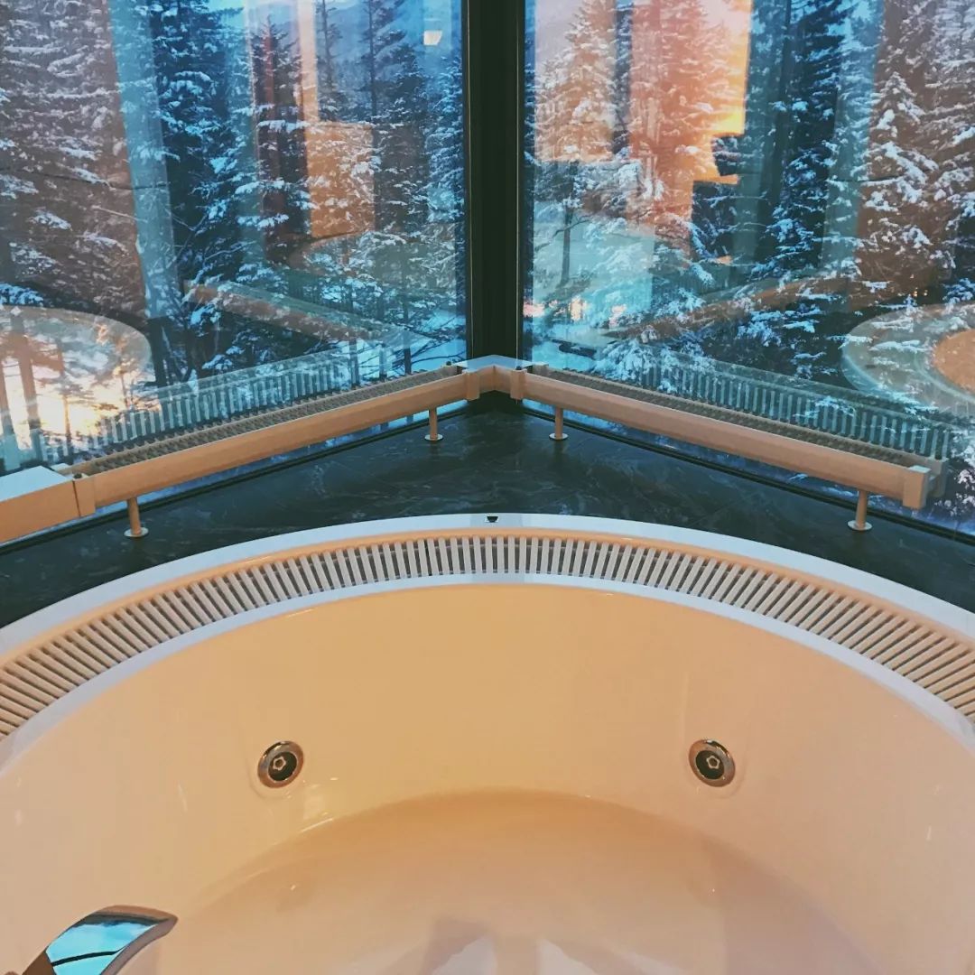 跟台湾小哥哥一起骑着雪地摩托车在北海道的雪地里野