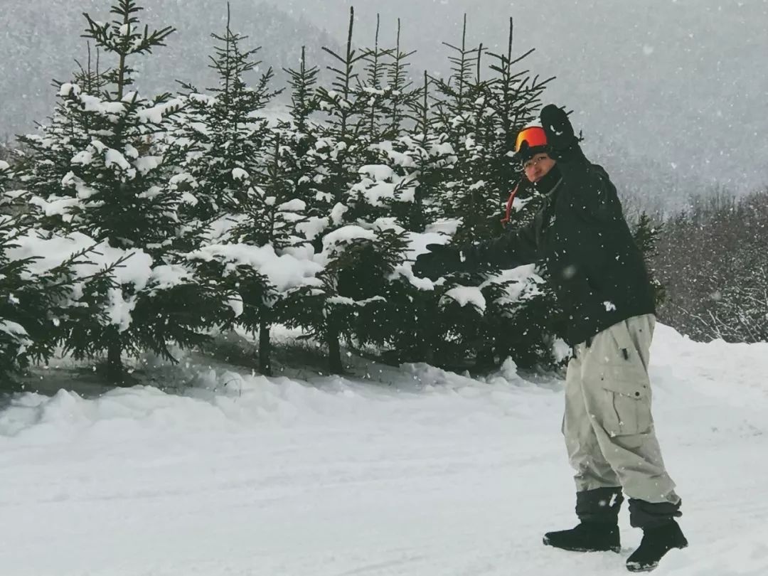 跟台湾小哥哥一起骑着雪地摩托车在北海道的雪地里野