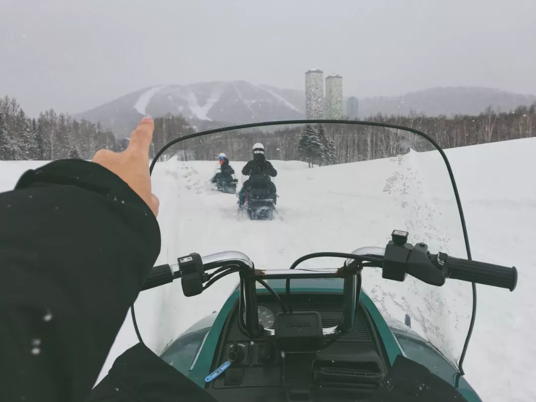 跟台湾小哥哥一起骑着雪地摩托车在北海道的雪地里野