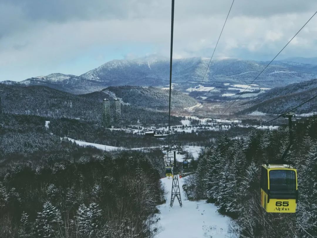 跟台湾小哥哥一起骑着雪地摩托车在北海道的雪地里野