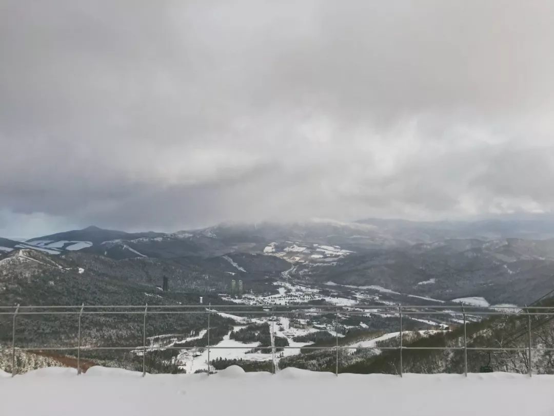 跟台湾小哥哥一起骑着雪地摩托车在北海道的雪地里野