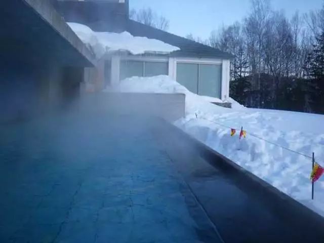 跟台湾小哥哥一起骑着雪地摩托车在北海道的雪地里野