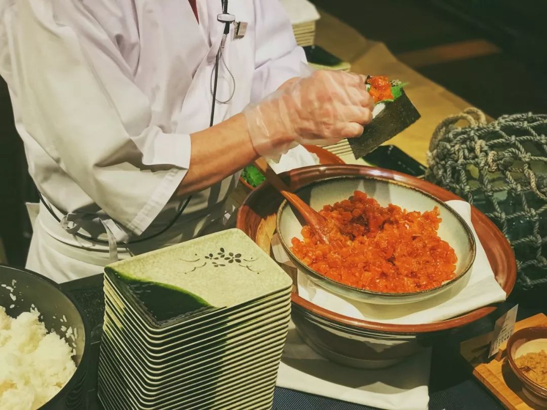 跟台湾小哥哥一起骑着雪地摩托车在北海道的雪地里野