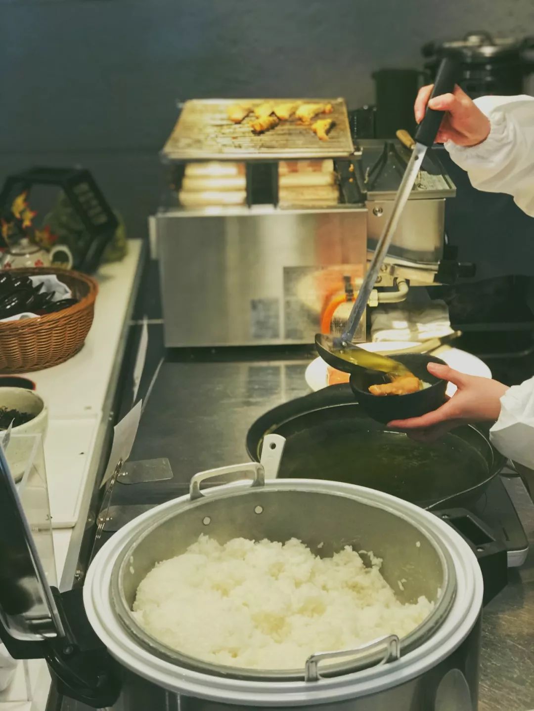 跟台湾小哥哥一起骑着雪地摩托车在北海道的雪地里野