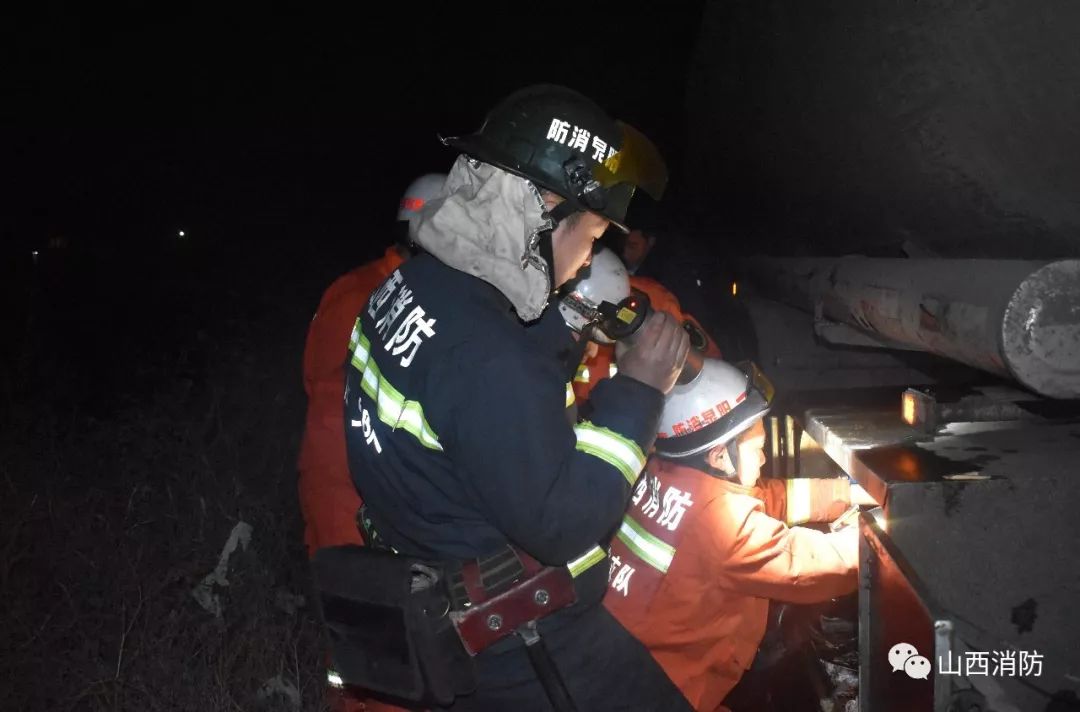 高速槽罐车泄漏消防员牺牲,汽油罐车侧翻泄漏消防员及时处置