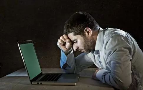 久坐相当“慢性自杀”！德国骨科专家打造的“撑腰”神器，坐9小时腰也不痛，20年颈脊椎病都好了