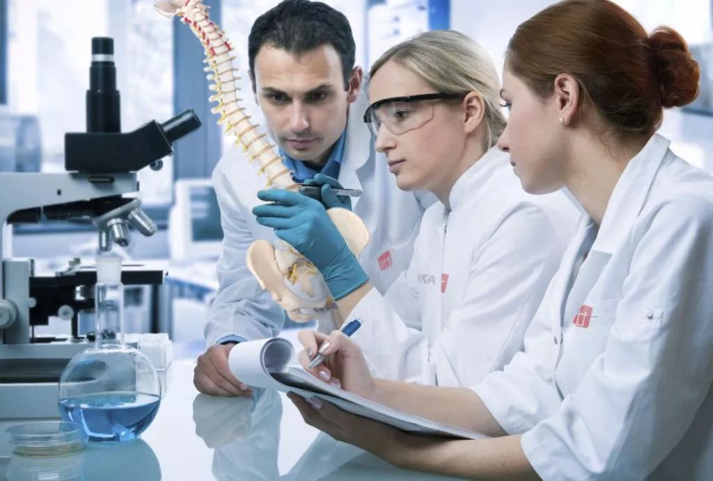 久坐相当“慢性自杀”！德国骨科专家打造的“撑腰”神器，坐9小时腰也不痛，20年颈脊椎病都好了