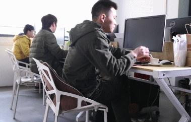 久坐相当“慢性自杀”！德国骨科专家打造的“撑腰”神器，坐9小时腰也不痛，20年颈脊椎病都好了