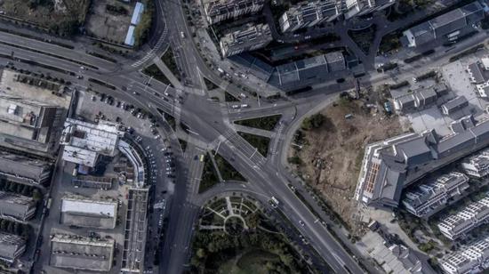 看不透华清嘉园的狼狗时光，就当不了下个王兴