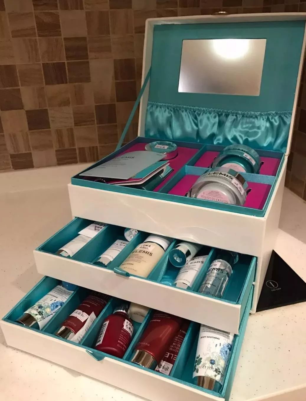 2019年,谁不想做一个像闫妮那样精致的猪猪女孩呢?(文末有大福利!100-200购物卡送给你~)