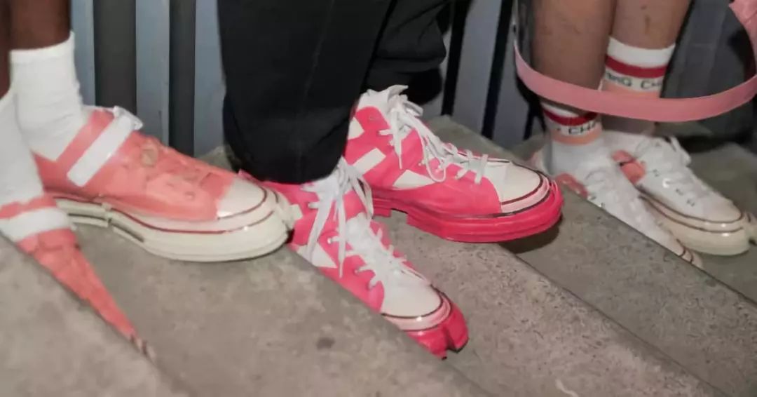 同样都是穿匡威的，怎么大哥们还“改装”上了呢？