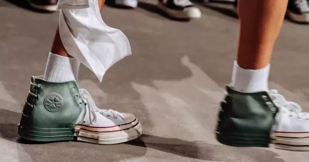 同样都是穿匡威的,怎么大哥们还“改装”上了呢?