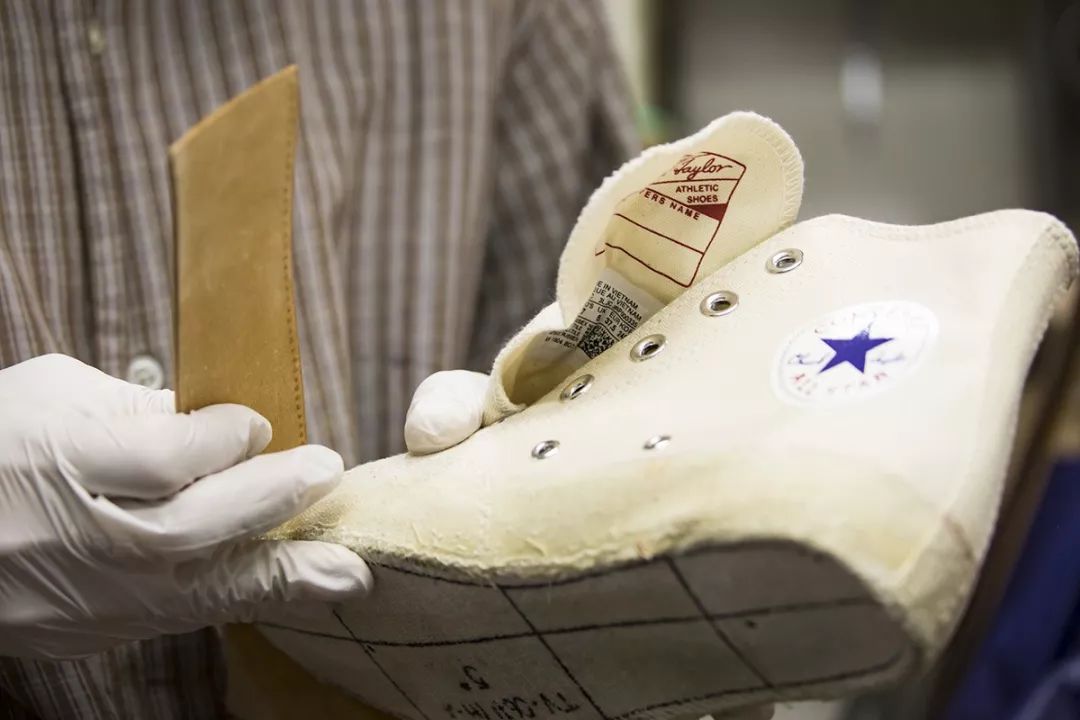 同样都是穿匡威的,怎么大哥们还“改装”上了呢?