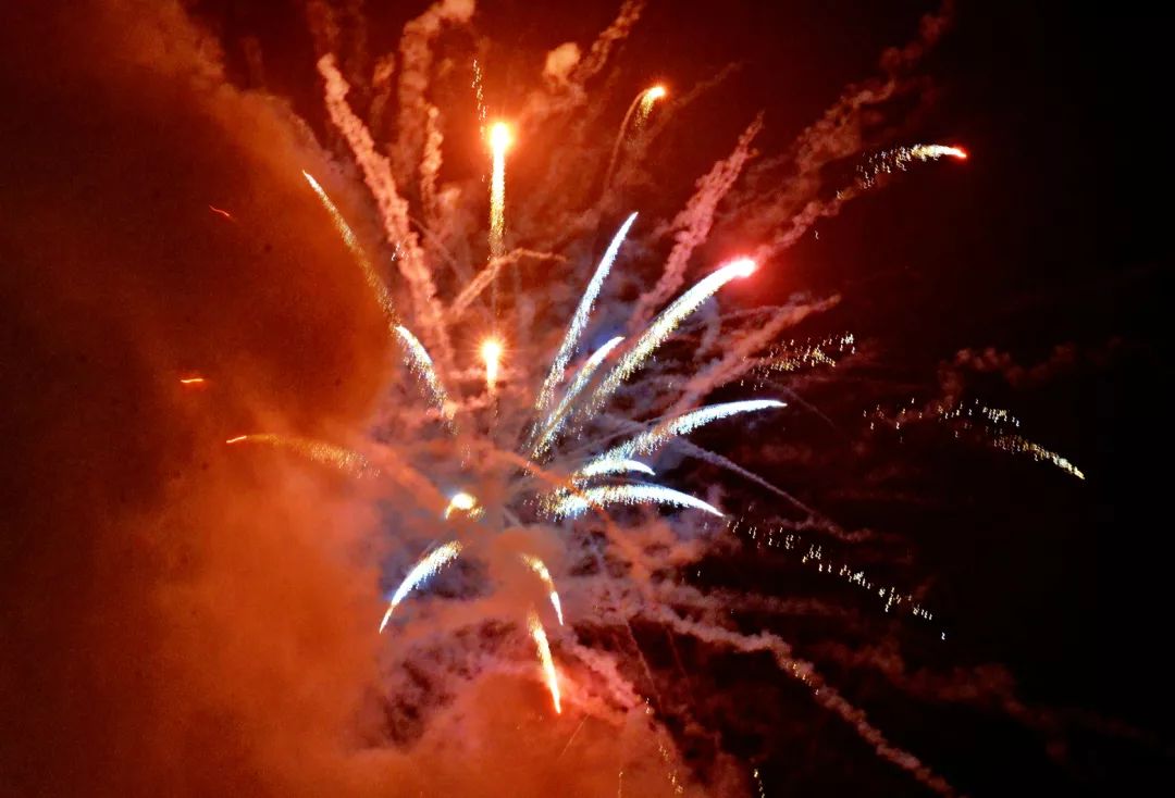 正月十五烟花秀人山人海,正月十五烟花秀人山人海太热闹了