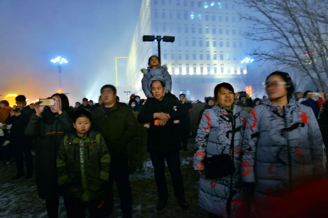 正月十五烟花秀人山人海,正月十五烟花秀人山人海太热闹了