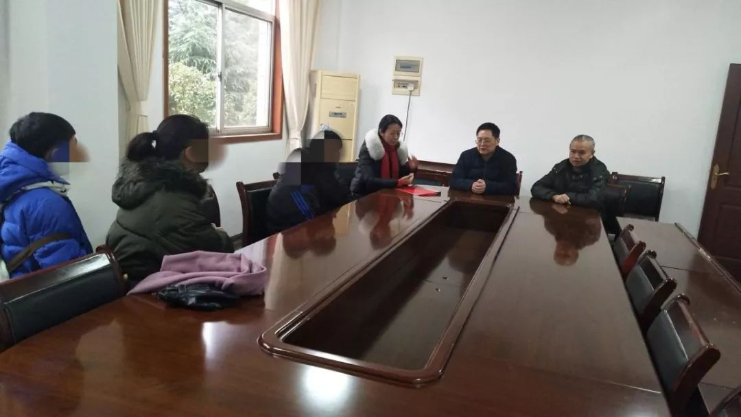 用爱心点亮人生之光,爱心唤醒冷漠的心灵