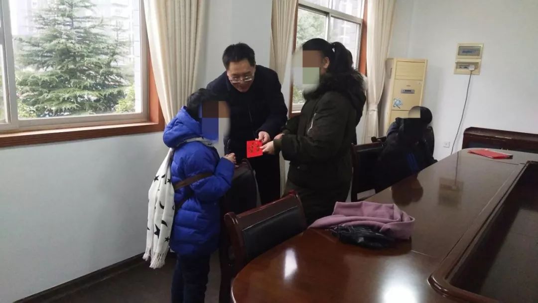 用爱心点亮人生之光,爱心唤醒冷漠的心灵