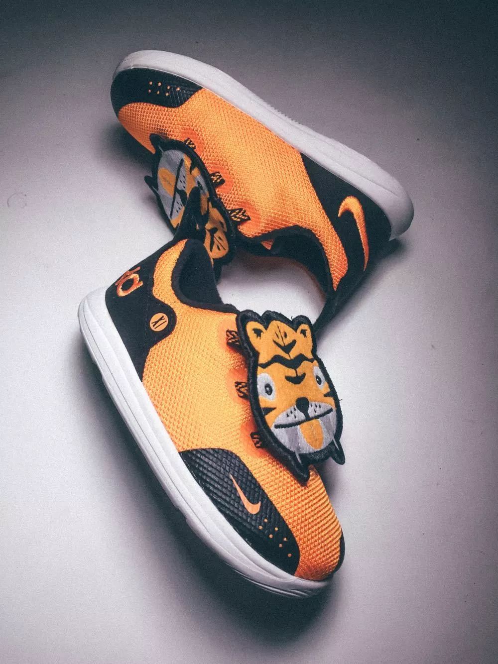 晒鞋丨AJ1“蒂芙尼绿”呈现极佳质感，涂鸦配色AJ5丰富细节！