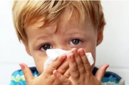 新生儿支气管炎咳嗽老不好怎么办,一个半月新生儿咳嗽一两声正常吗