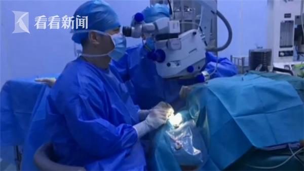 老人黑眼球边缘有白色影响视力,老人眼睛黑眼球变浑浊