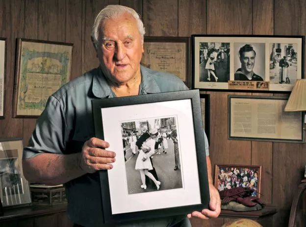 二战胜利时的经典之吻照片,二战经典照片男主角去世