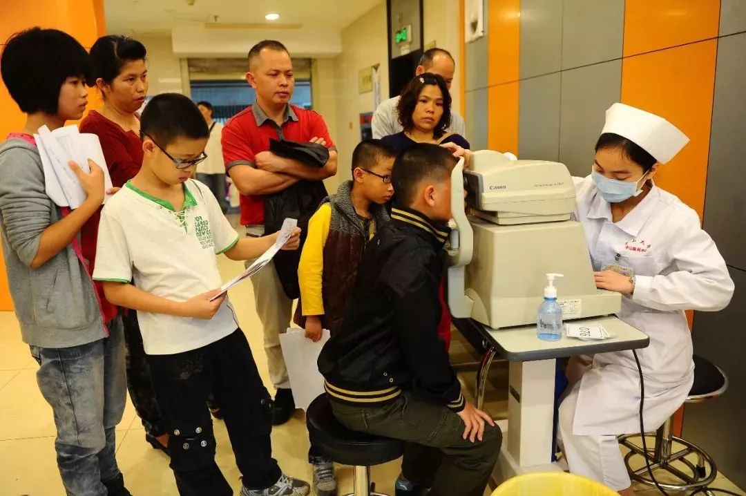 成年人近视不会加深是误区,不要走入手术治疗近视的误区