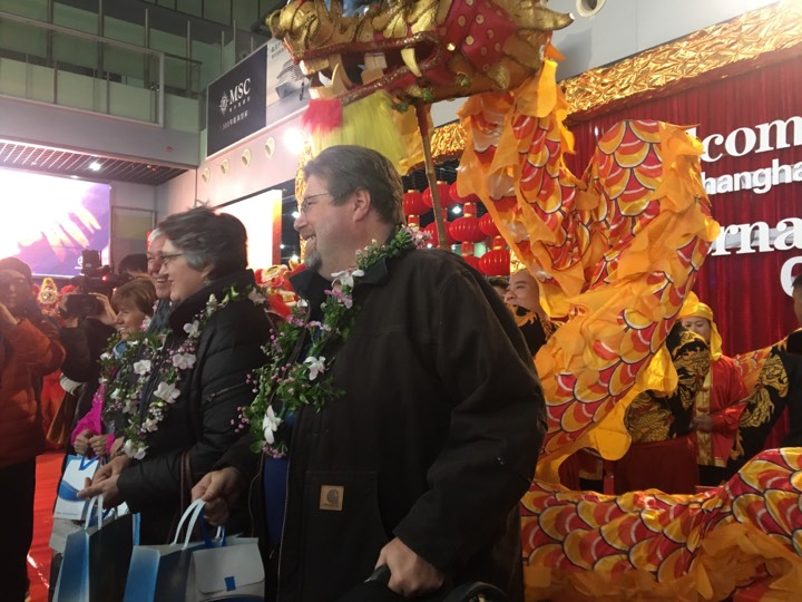 玛丽女王2号邮轮入境三亚,玛丽女王二号游轮抵达上海