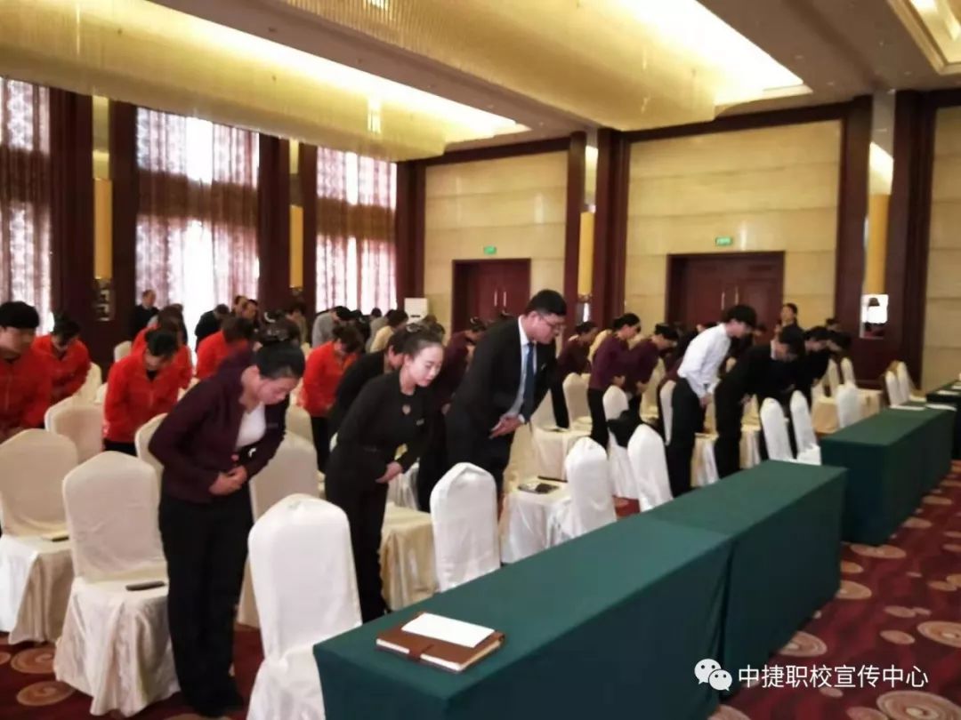 礼仪培训学员,礼仪培训进校园