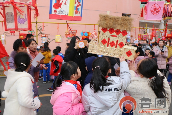 元宵节学生巧手做花灯的活动,逛灯会分享浓浓的年味一年级