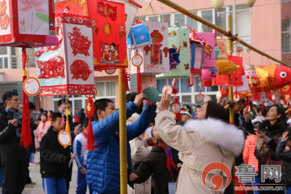 元宵节学生巧手做花灯的活动,逛灯会分享浓浓的年味一年级