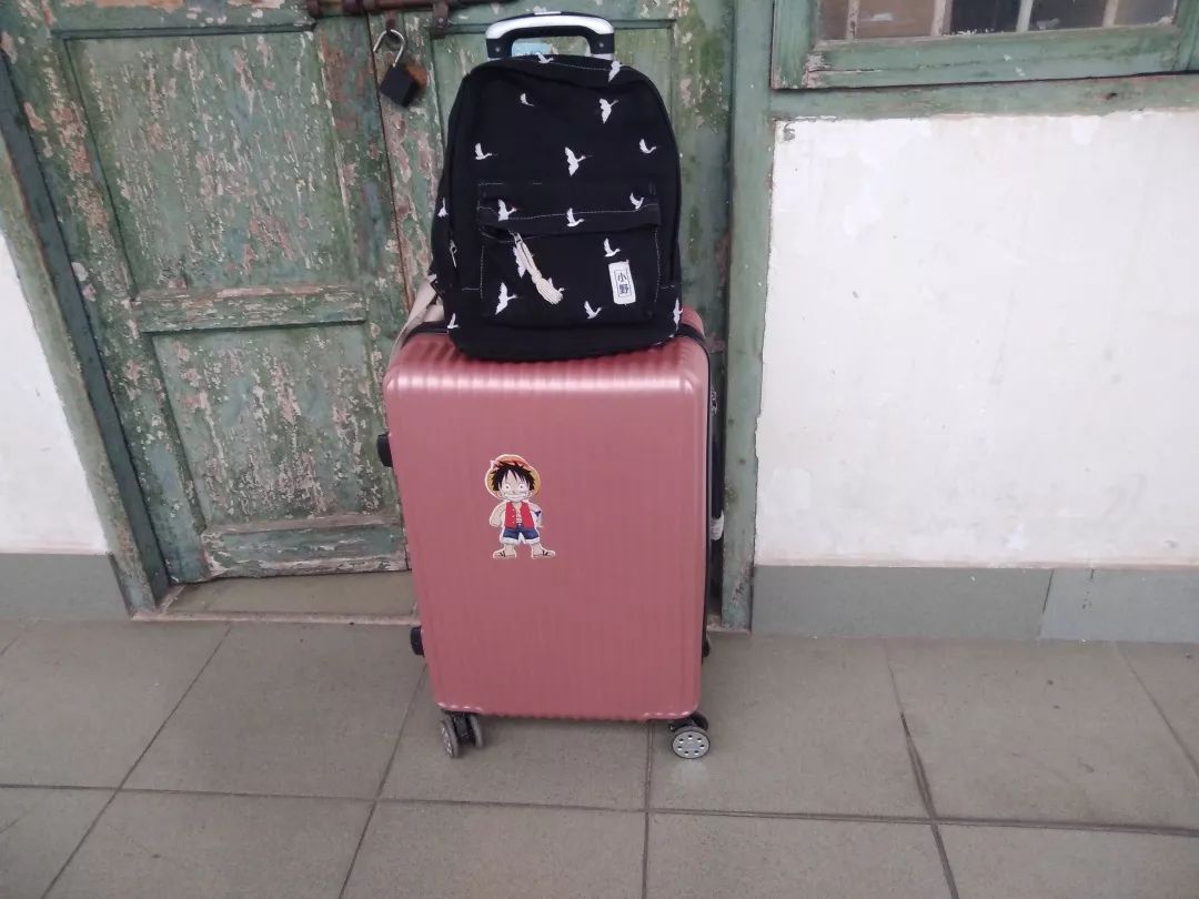 嘿！同学，你的行李箱怎么这么沉？装了啥？