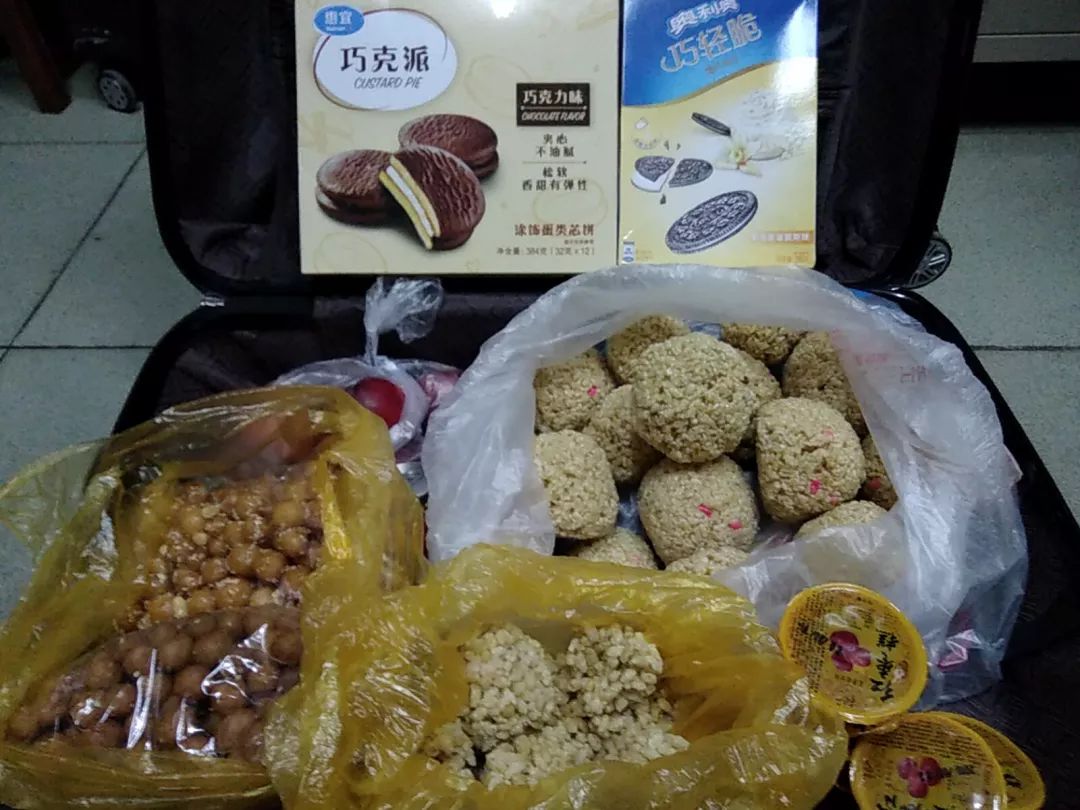 嘿！同学，你的行李箱怎么这么沉？装了啥？