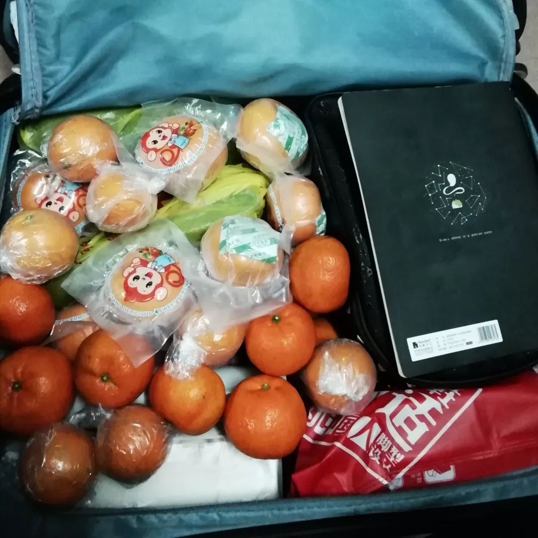 嘿！同学，你的行李箱怎么这么沉？装了啥？