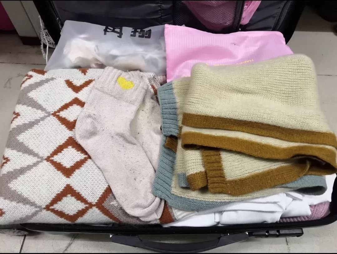 嘿！同学，你的行李箱怎么这么沉？装了啥？